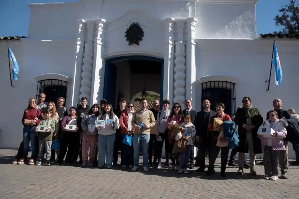 DE VISITA. Turistas llegados de distintas provincias confluyeron ayer en la Casa Histórica y fueron recibidos por la Municipalidad capitalina.