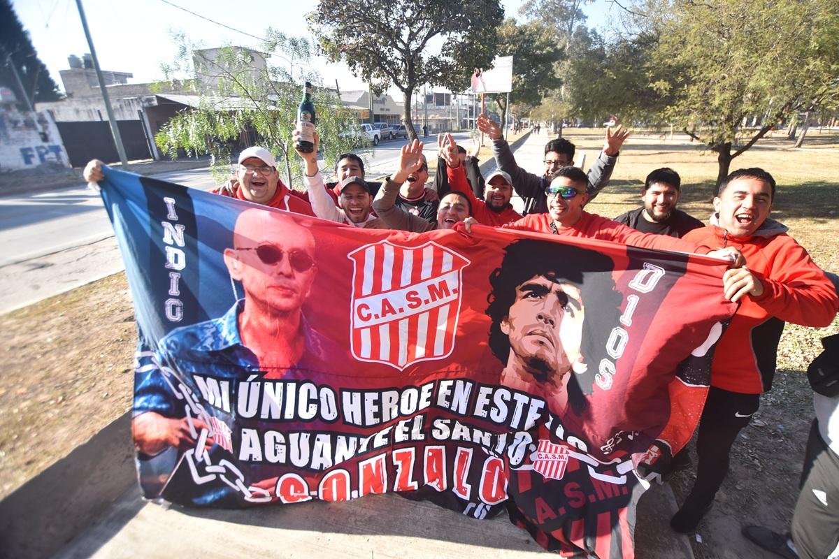 “Es San Martín o yo”: el hincha que viajó a Santiago del Estero gracias al apoyo de su esposa