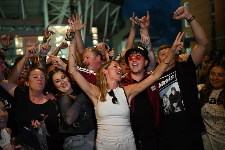 LEALES. Fans de todas partes del mundo llegaron a Gales para el show.