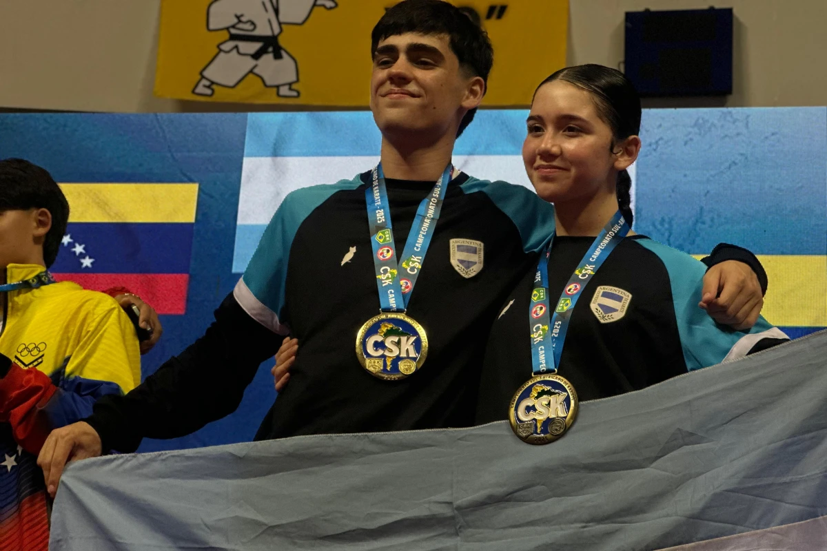 EN BRASIL. Fontana y Diez celebran en el podio con sus medallas.