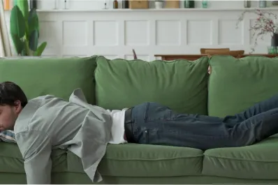 La insólita razón por la que no deberías quedarte dormido con la ropa de calle, según la ciencia