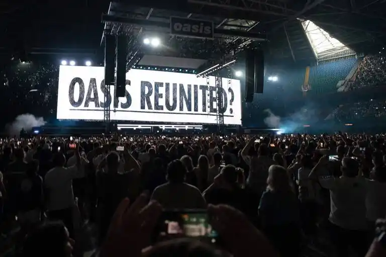 “¿VUELVE OASIS?”. La pregunta de la pantalla gigante se volvió realidad.