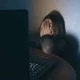 Creó deepfakes sexuales de sus compañeras en Córdoba y podría enfrentar hasta 20 años de cárcel