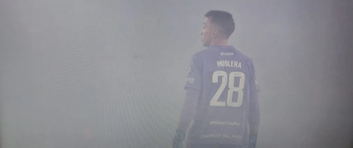DIFÍCIL. Muslera fue el que más sufrió la niebla: no pudo evitar el gol.