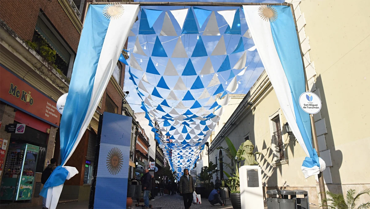 PREPARATIVOS. La ciudad ya se viste de celeste y blanco para los festejos del 9 de julio.