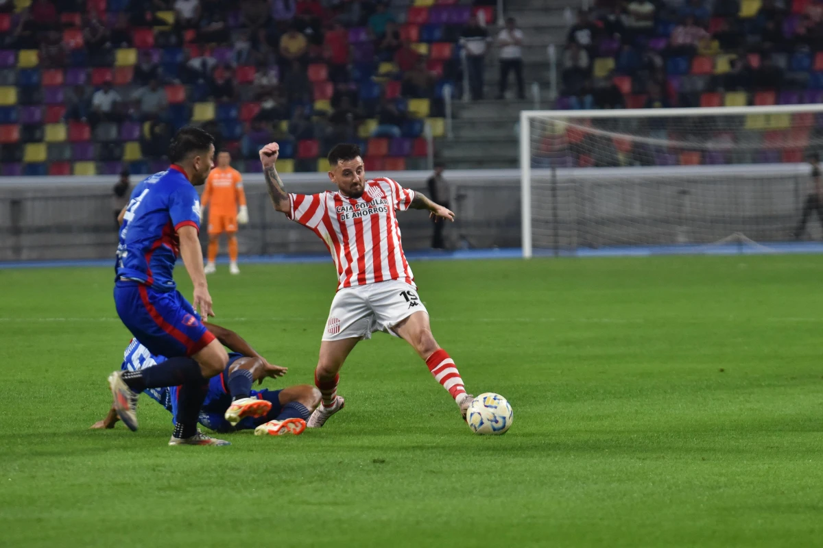 REGULAR. Juan Cuevas no se destacó tanto como en otros partidos y eso el Santo lo sintió.