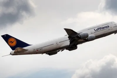 Un avión que debía llegar a Ezeiza tuvo que desviarse dos veces por la niebla y aterrizó de emergencia en San Pablo