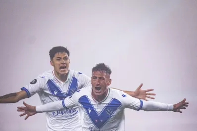 Vélez venció a Estudiantes en medio de la niebla y se consagró campeón de la Supercopa Internacional