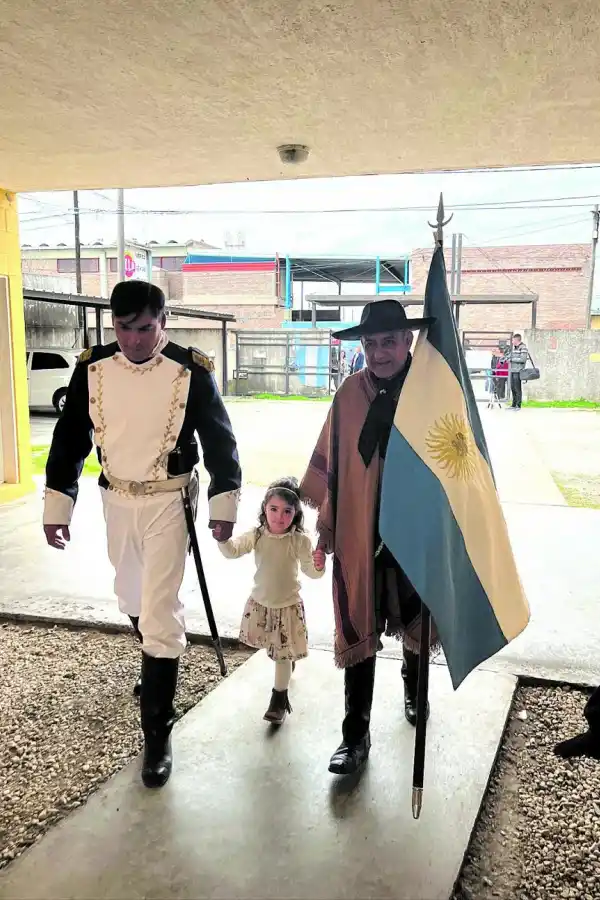ROPA ESPECIAL. Guillermina caminó de la mano de Belgrano en la escuela Bernardino Rivadavia, en Córdoba.