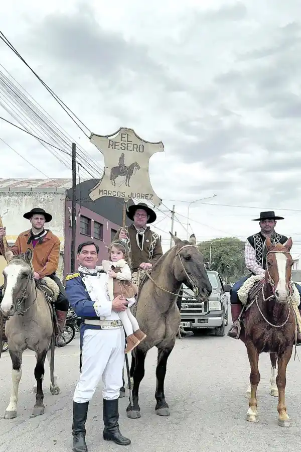 AMIGOS. Guillermina, sostenida por Belgrano, con tres gauchos de fondo, durante la visita del “prócer” a Córdoba.