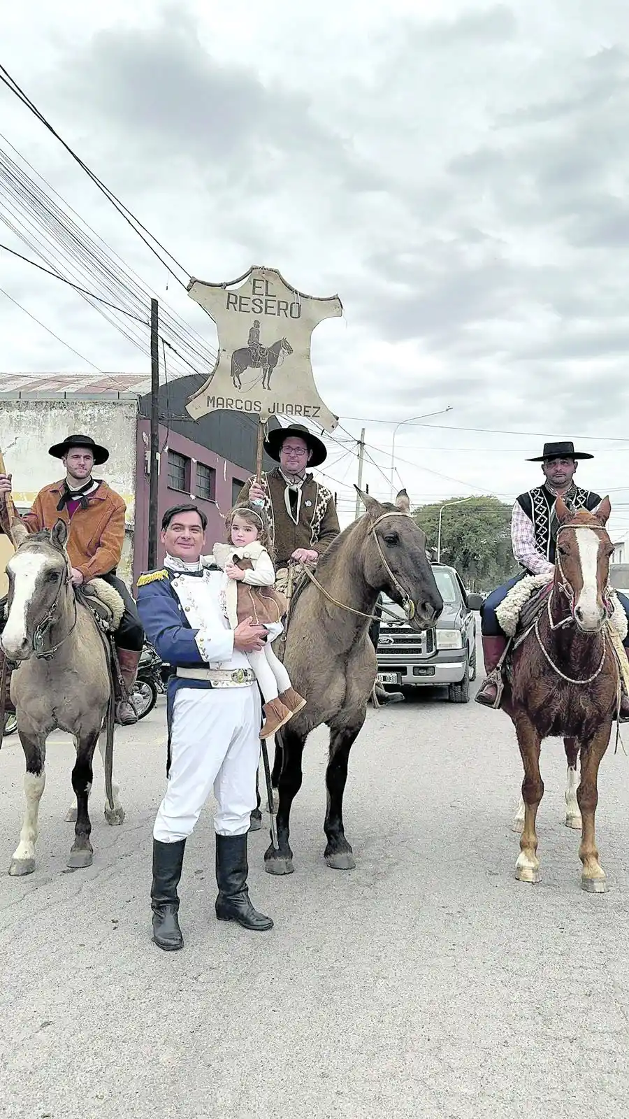 AMIGOS. Guillermina, sostenida por Belgrano, con tres gauchos de fondo, durante la visita del “prócer” a Córdoba.