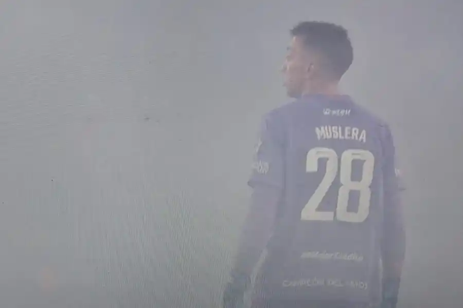 DIFÍCIL. Muslera fue el que más sufrió la niebla: no pudo evitar el gol.