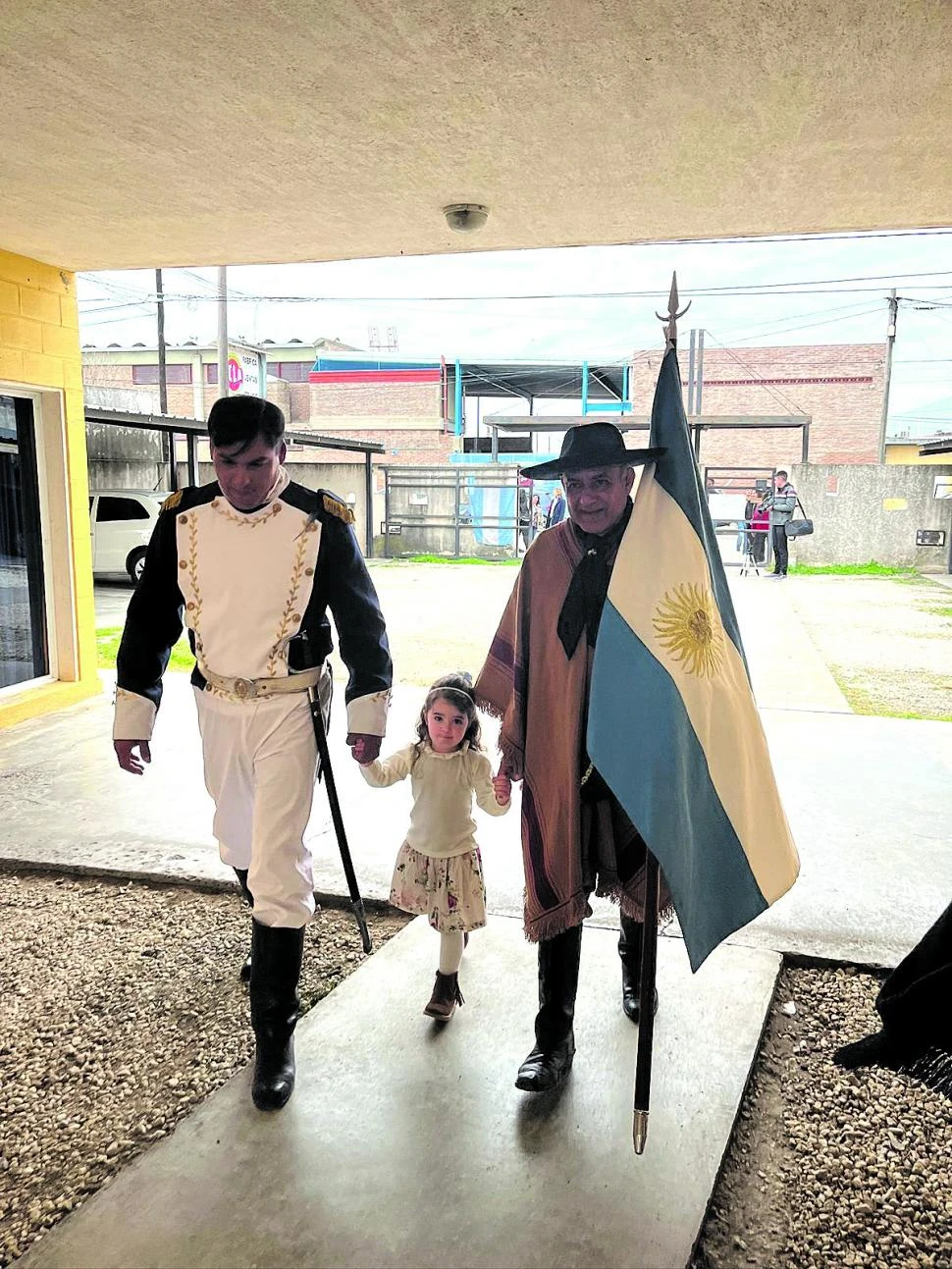 ROPA ESPECIAL. Guillermina caminó de la mano de Belgrano en la escuela Bernardino Rivadavia, en Córdoba.