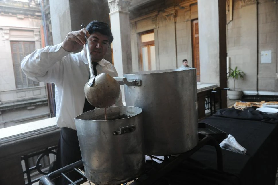 DESAYUNO. El famoso “chocolate patrio”, se replicará en varias instituciones públicas.