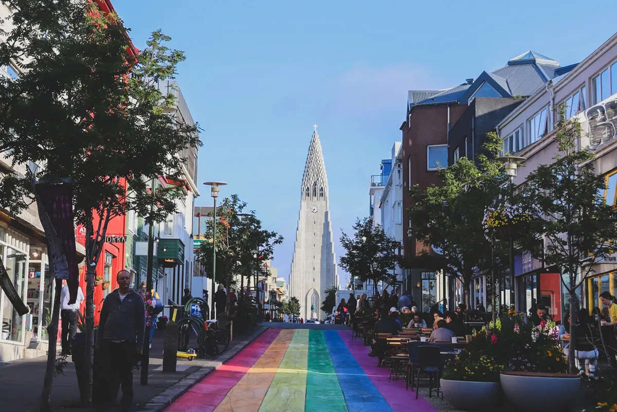 EUROPA.  El ensayo islandés demostró que reducir la jornada laboral a 35–36 horas por semana sin cortar sueldos mejora la salud y mantiene o aumenta la productividad.
