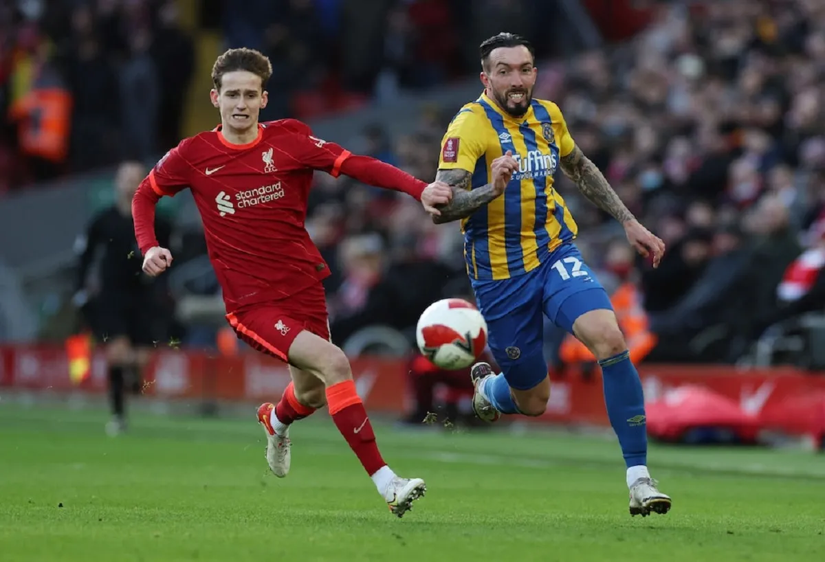 SUSPENDIDO. Ryan Bowman, con la casaca del Shrewsbury Town, en un partido ante el Liverpool.