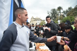 Chocolate patrio en la plaza Independencia: tucumanos y turistas celebraron el 9 de Julio con sabor e identidad