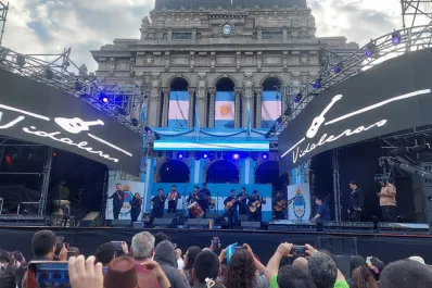 La Independencia se celebró en las calles con una multitudinaria vigilia y fervor patrio