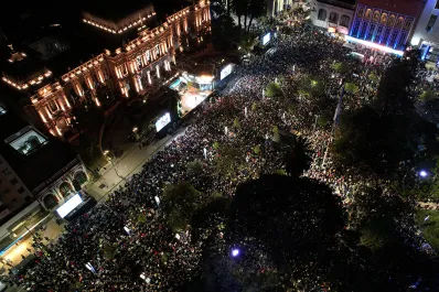 La Independencia se celebró en las calles con una multitudinaria vigilia y fervor patrio