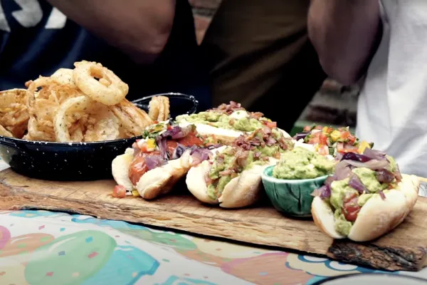 Cómo hacer una pancho party, la juntada de presupuesto bajo que hace furor en las redes