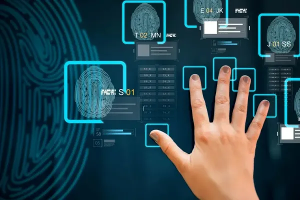 Multa de hasta 20.000 euros por fichar con huella dactilar: por qué es ilegal el registro horario biométrico en España