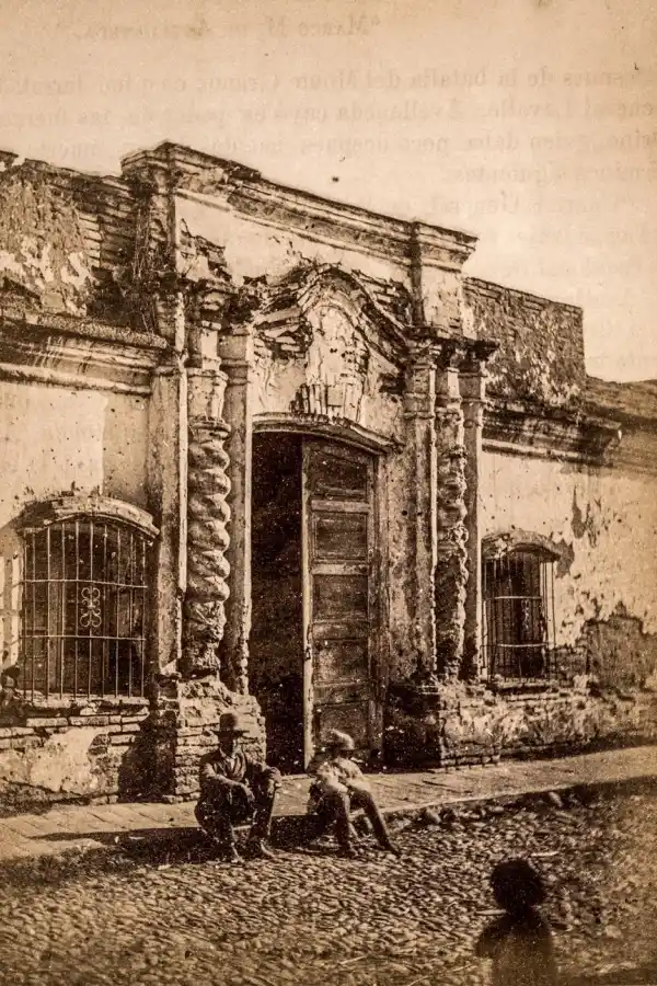 La foto tomada por Ángel Paganelli en 1869 y publicada en 1872 en el libro de Arsenio Granillo, uno de cuyos originales se guarda en la Casa Histórica.