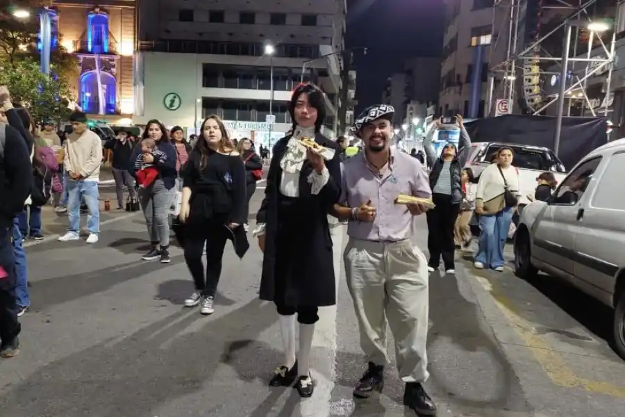 RAÍCES. Luciano y Máximo decidieron honrar a nuestra tierra con sus vestimentas.