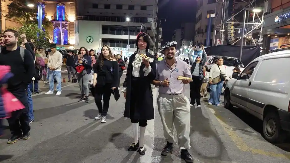 RAÍCES. Luciano y Máximo decidieron honrar a nuestra tierra con sus vestimentas.