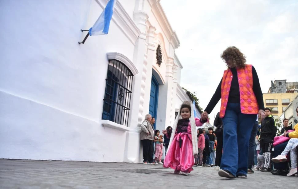 DAMA EN MINIATURA. Samira lució su vestido por todo el Paseo Histórico.