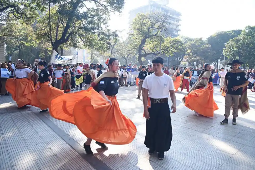 ACTIVIDADES. La jornada también contó con muestras de baile en las veredas de la plaza Urquiza.