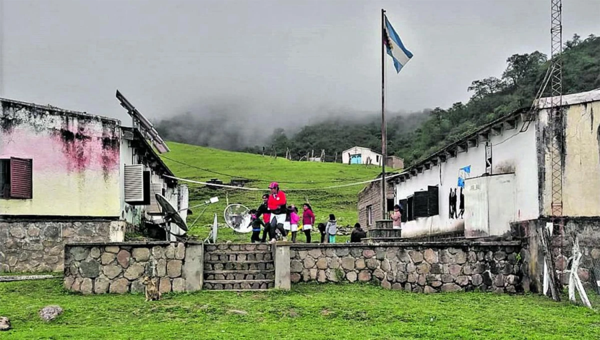 Pasamos más tiempo en la escuela que en nuestra casa; y la comunidad diaguita termina siendo nuestra familia, dice Mario Acevedo, director de la escuela de Mala Mala.