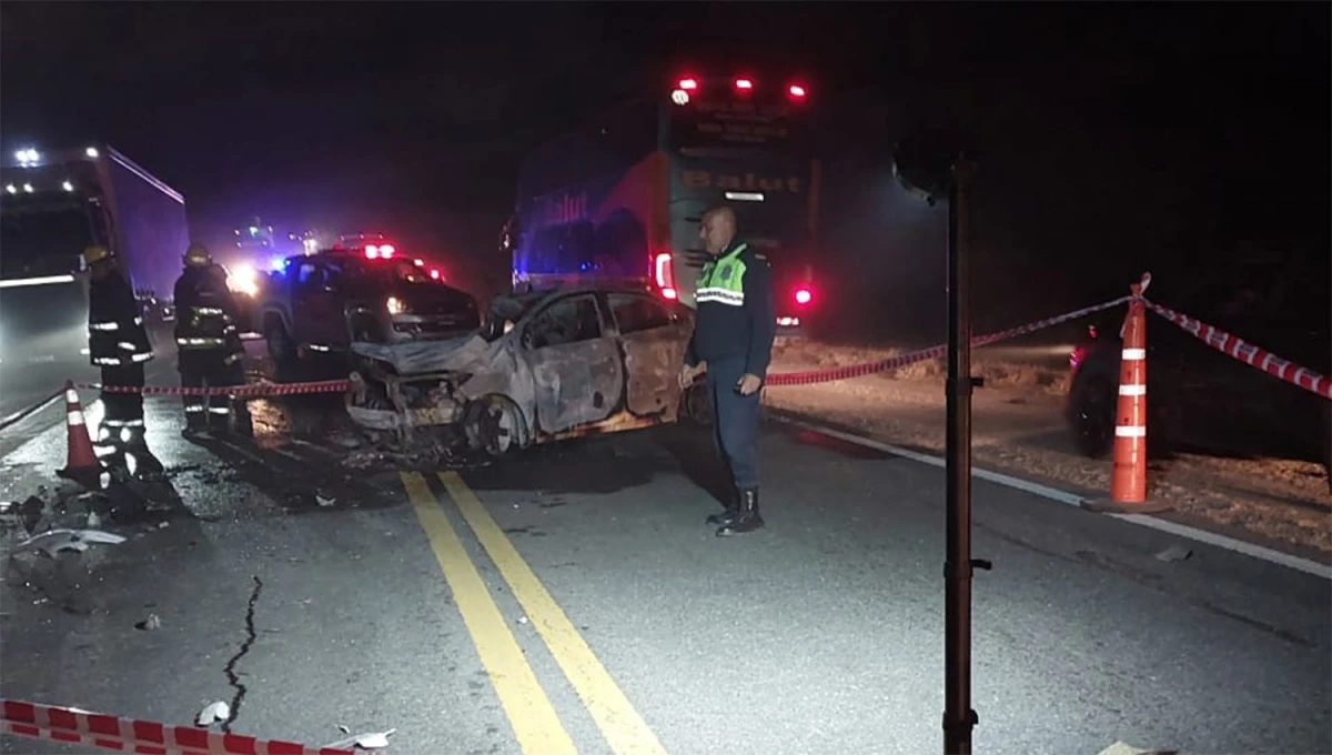 LLAMAS. El Chevrolet Prisma se prendió fuego segundos después del choque sobre la ruta 9.