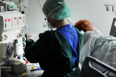 Fuga de enfermeras en España: más de 1.500 se marchan al extranjero en busca de mejores sueldos y contratos