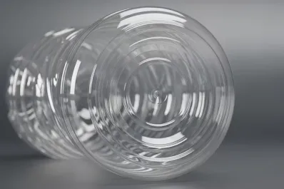 ¿Por qué las botellas de plástico no tienen una hendidura en la base?