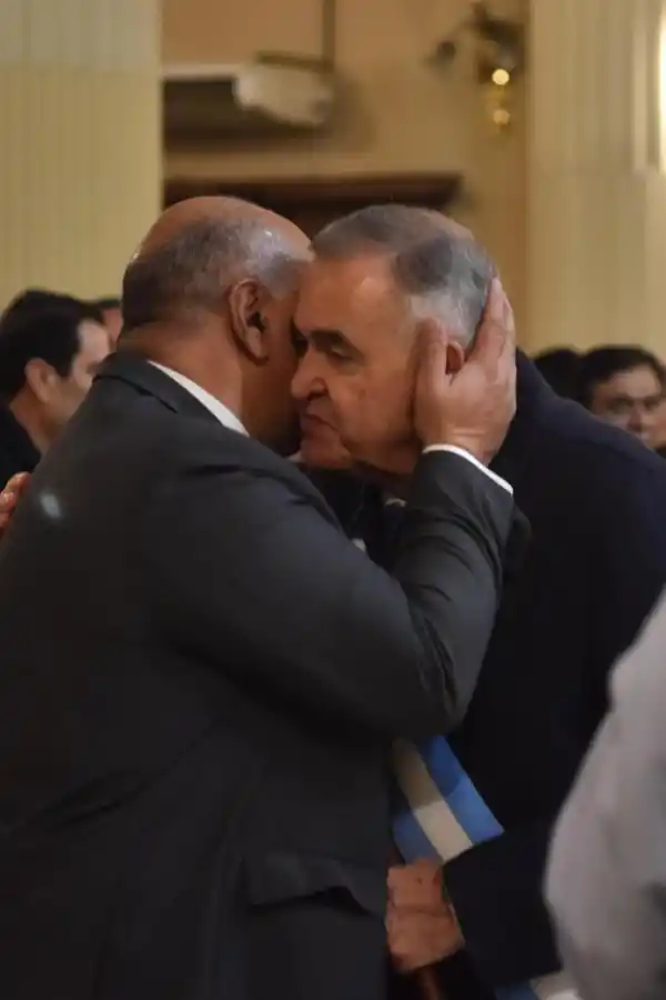 AL OIDO. Manzur habla con Jaldo en otro gesto de acercamiento.