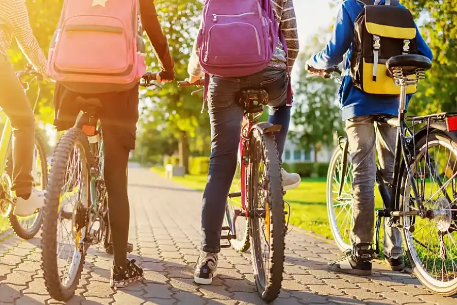 EN BICICLETA. Que un niño se desplace solo depende del desarrollo emocional de cada uno.