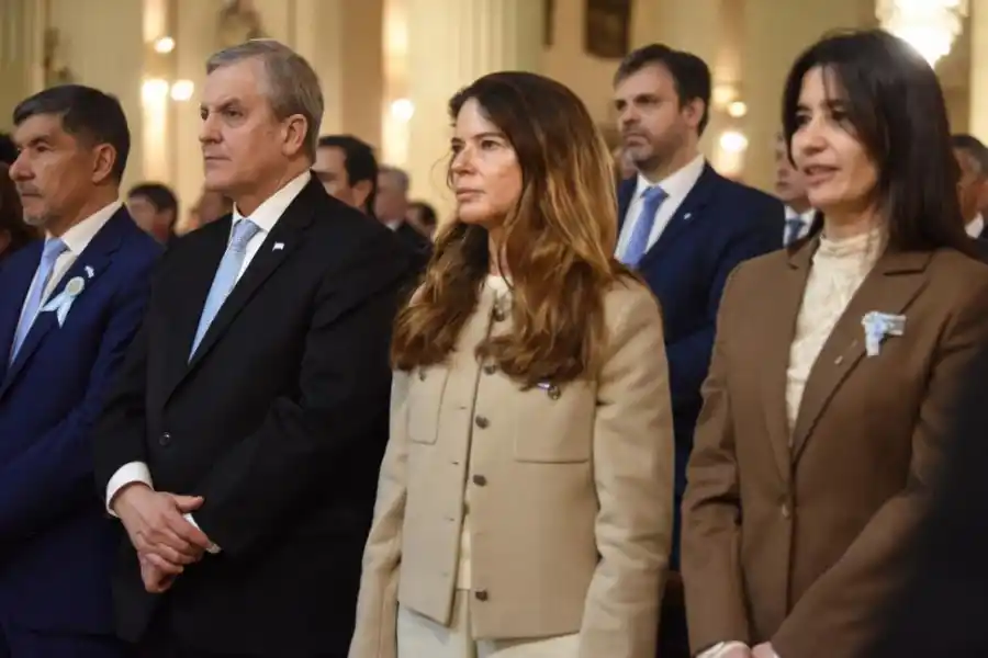 DE DOS PODERES. Acevedo, junto a Leiva, Sbdar y Rodríguez Campos.