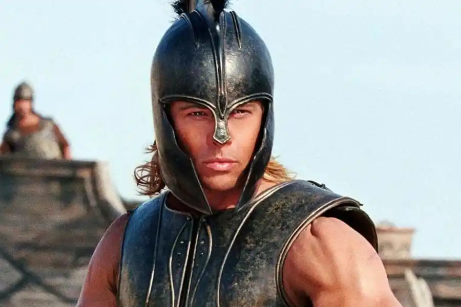 Brad Pitt confesó que nunca se sintió cómodo con el constante protagonismo visual que le daba la cámara en “Troya”