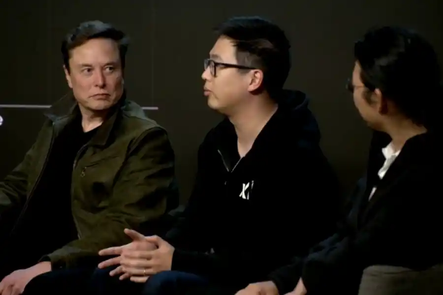 Elon Musk y el equipo de desarrolladores que presentó Grok 4. Captura de video