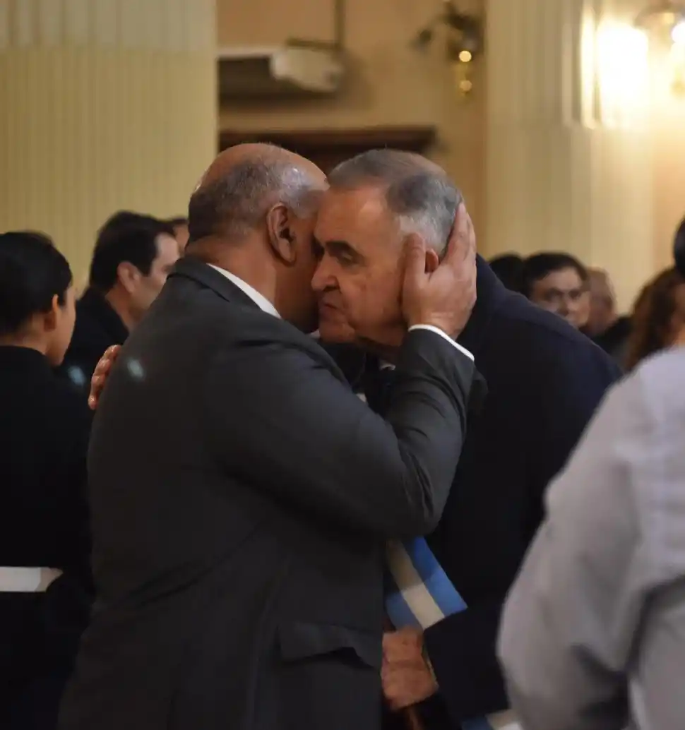 AL OIDO. Manzur habla con Jaldo en otro gesto de acercamiento.