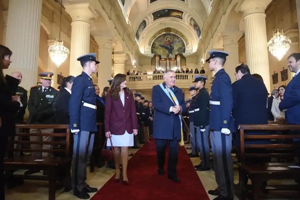 SALUDOS. El gobernador Jaldo y la primera dama, Ana María Grillo.