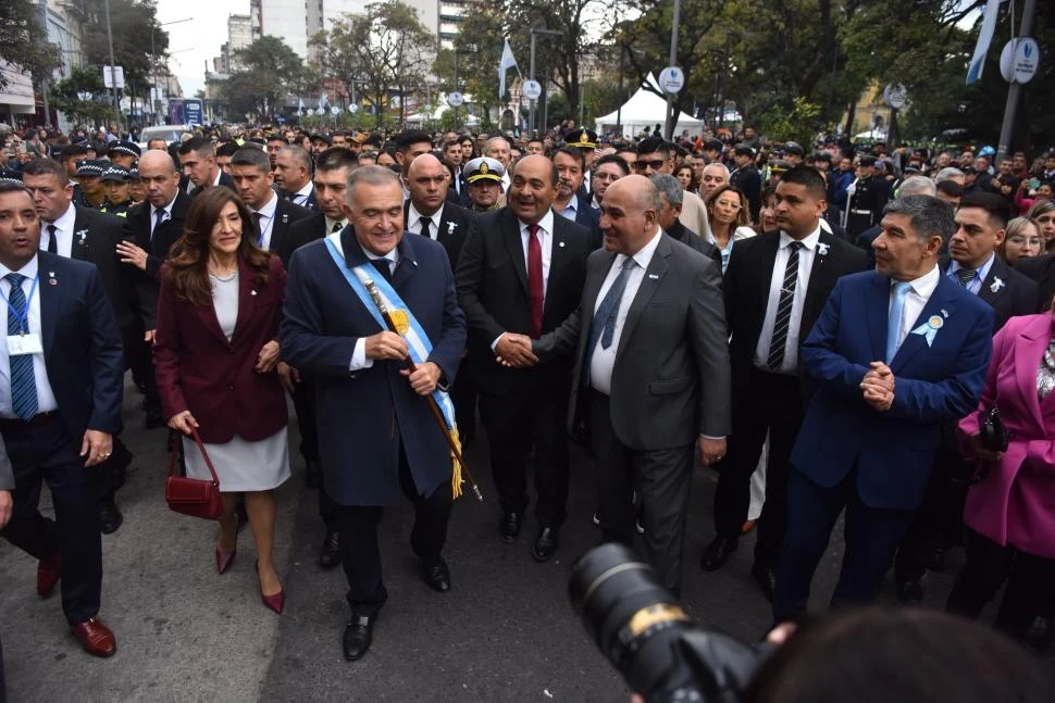 CAMINATA. Jaldo, en compañía de su esposa, se dirige hacia la Catedral, con los atributos, ante la mirada de Manzur y de Acevedo, entre otros. 