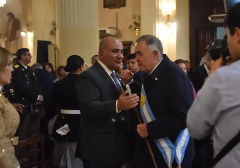 JUNTOS. El senador y el gobernador se ubican en la Iglesia Catedral.