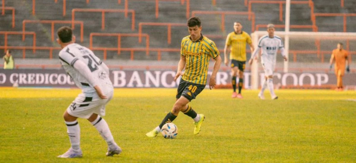 CALIDAD. Justo Giani, ex Decano, se lleva el balón. Para Aldosivi no pudo cumplir su rol de goleador en la primera fecha. @clubaldosivi/Twitter