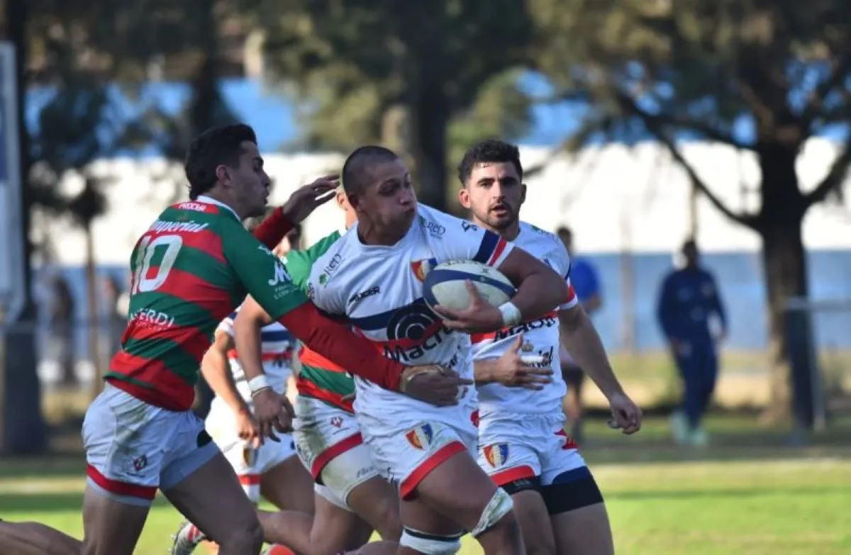 FÉRREO. Lucas Guc de Natación y Gimnasia se lleva la ovalada con tenacidad. FOTO DE OSVALDO RIPOLL