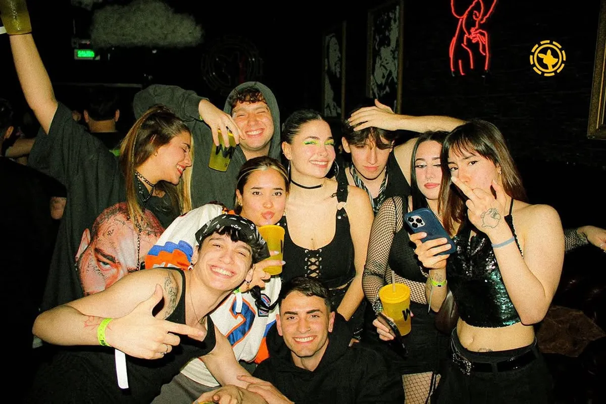 WASABI FEST. Esta fiesta convoca a cientos de jóvenes en Jack London con una pista dedicada al reggaetón, DJ en directo y barra para celebrar el Día del Amigo.