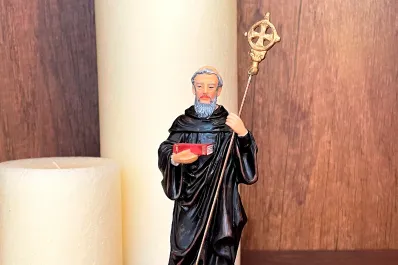 Día de San Benito: cómo usar su medalla y qué oración rezarle para alejar todo mal