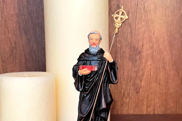 Día de San Benito: cómo usar su medalla y qué oración rezarle para alejar todo mal