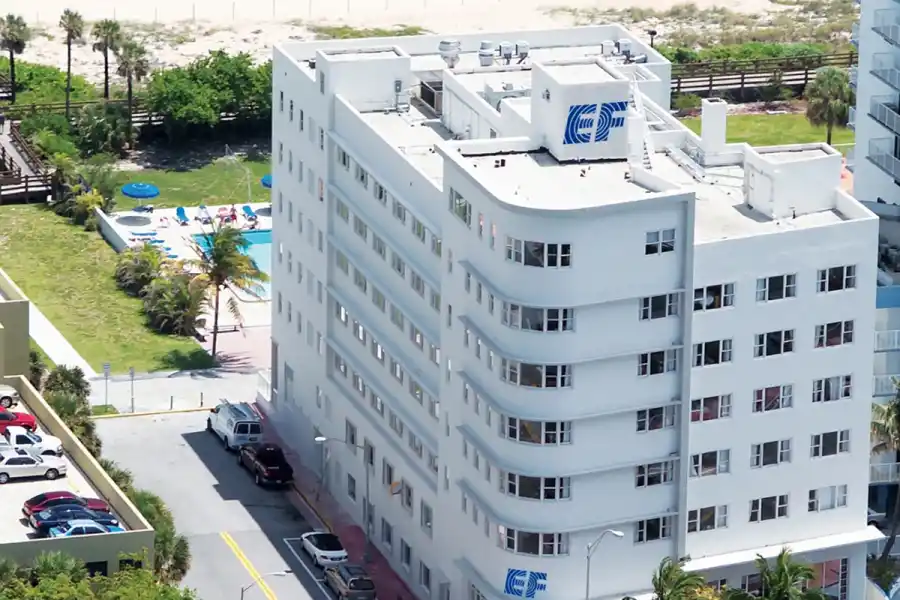 HISTORIAS DEL SUEÑO AMERICANO. Las hay entre la cocina de un restaurante y un campus frente al mar. / EF