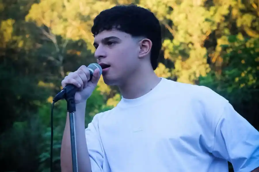 LA HISTORIA DE MAXI. Se mudó a Buenos Aires con una sola meta: vivir de la música. / INSTAGRAM @maximomedinaa10